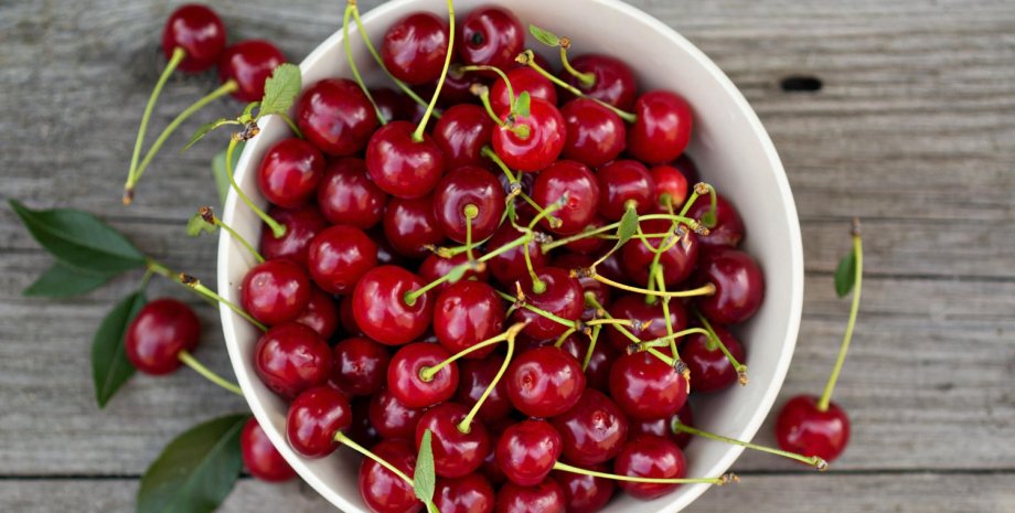 Вишня в миске Вишни в тарелке а столе
