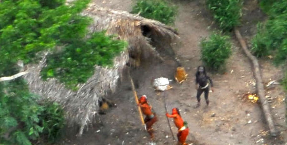 Дикие племена в Бразилии не жалуют чужаков. Фото: G. Miranda/FUNAI/Survival, 2008