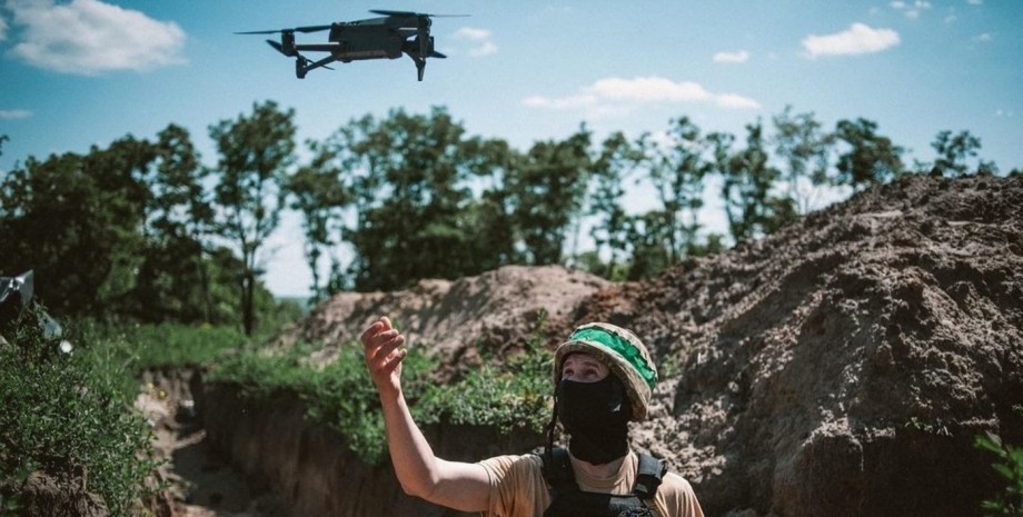 Український військовий із дроном зсу, безпілотник, бпла