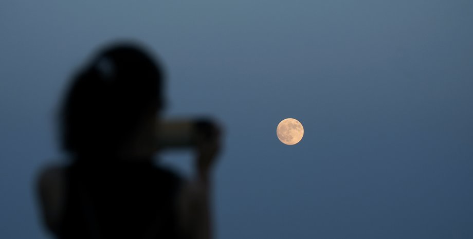 їною зійде найбільший повний Місяць: коли його можна побачити