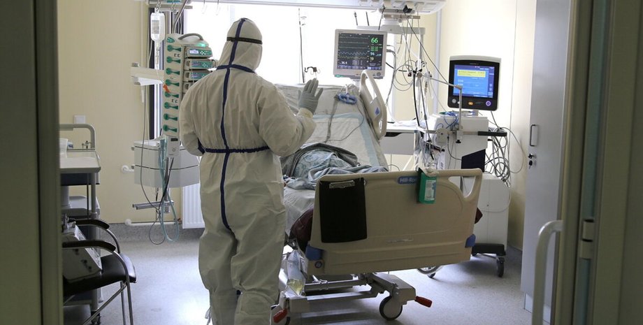 медик в защитном костюме