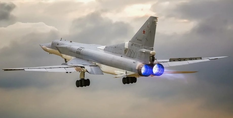 Die ukrainischen Verteidiger gelang es nicht nur, einen der TU-22M3 zu zerstören...