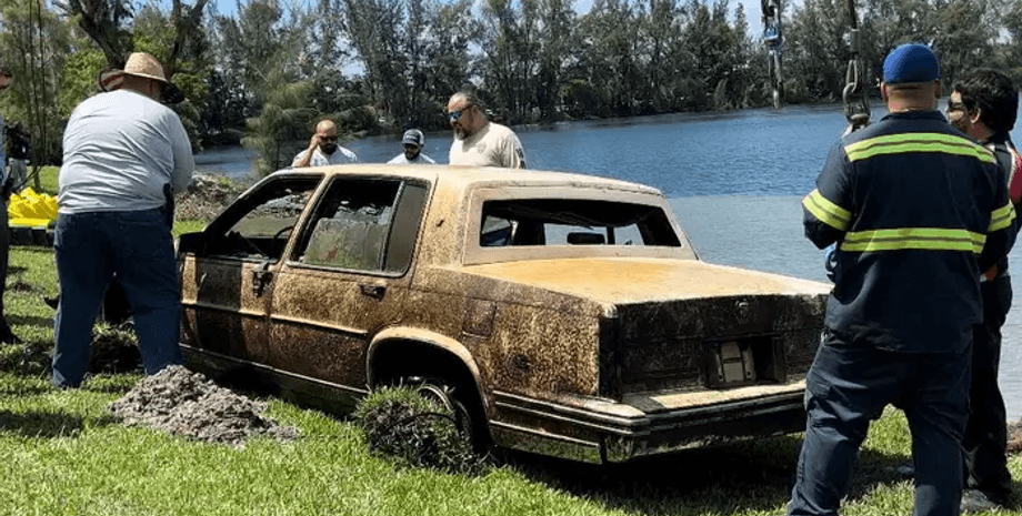 Утонувший автомобиль, угнанный автомобиль, достали с озера, водолазы достали 30 машин, машина с озера, достали со дна