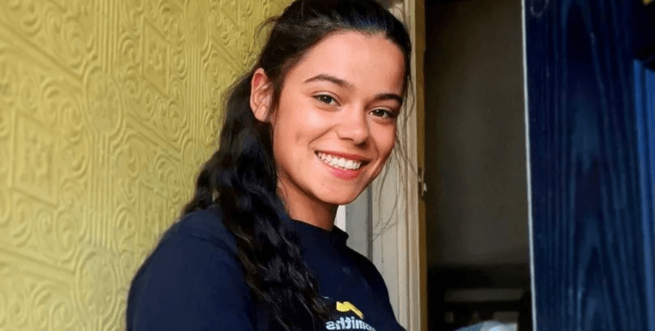 Финалистка конкурса красоты, королева красоты, девушка плотник, слесарь, работает на стройке, конкурс Мисс Англия, дерево