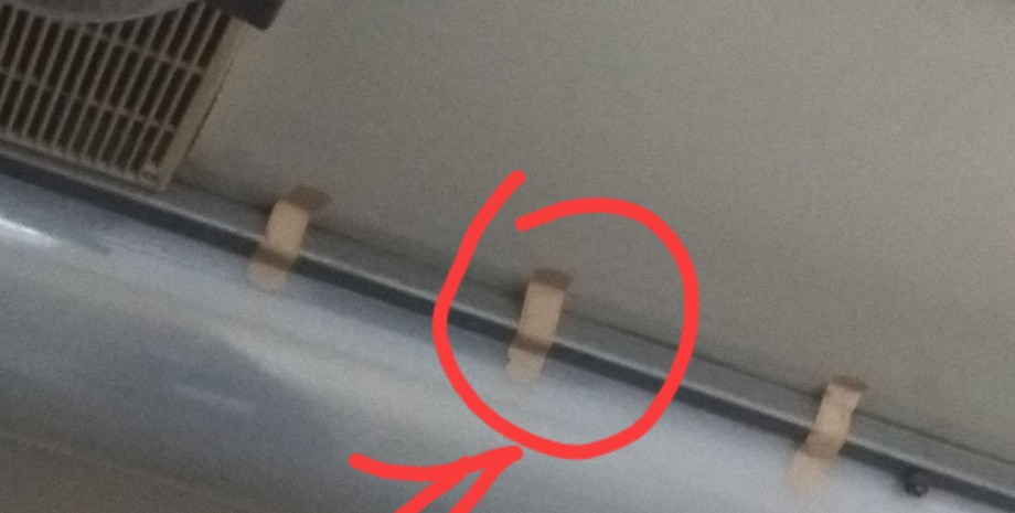 В поезде "Укрзализныци" лампу приклеили к потолку пластырем