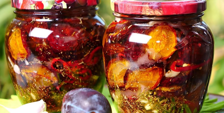 Асорті із в'ялених овочів, в'ялені помідори, в'ялені баклажани, в'ялені сливи, в'ялений перець