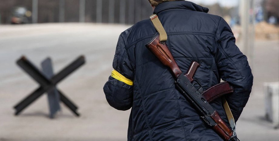 видача зброї, роздача зброї, київ роздача зброї, видача зброї, людина з автоматом київ, роздача зброї київ