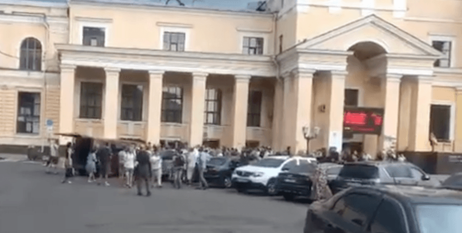 Бійка з ТЦК поблизу вокзалу у Харкові під час мобілізації в Україні