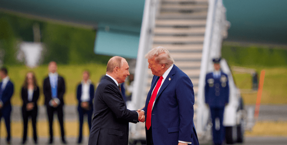 Саммит на Аляске начался со встречи Путина и Трампа возле самолетов