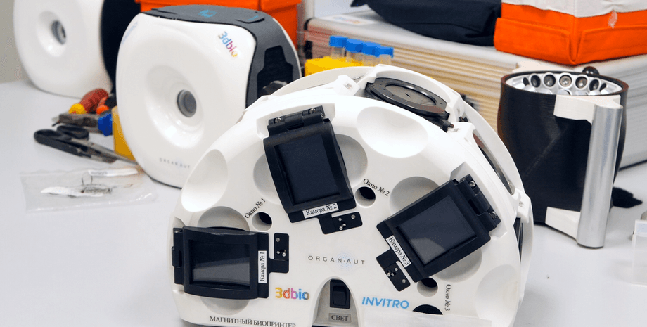 Принтер "Орган.Авт" на фоне ранних прототипов. Фото: N + 1