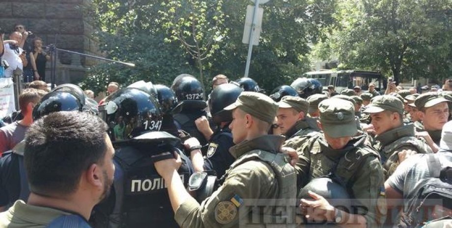 Столкновения "Айдара" с силовиками у АП / Фото: Цензор.НЕТ