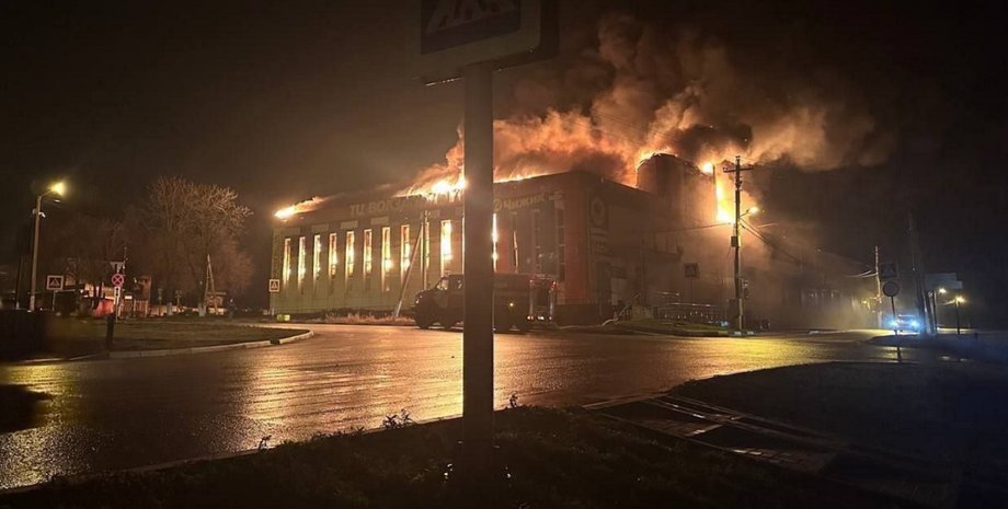 ТЦ в Короче После атаки БпЛА загорелся ТЦ в Белгороде