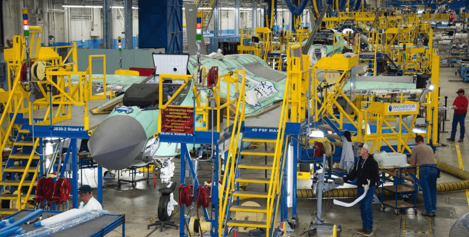 цех с линией сборки самолетов