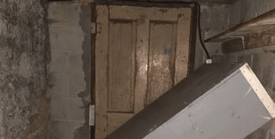 Дверь, подвал, тайная комната