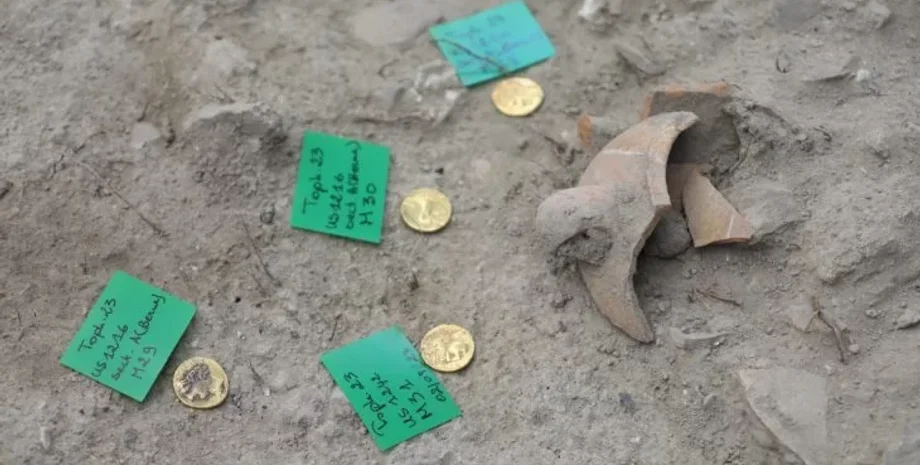 раскопки святилища Тофет, обнаружение древних артефактов, золотые монеты, карфаген раскопки, детские жертвоприношения, карфагенский археологический памятник, историческое значение, религиозные традиции, археология, история