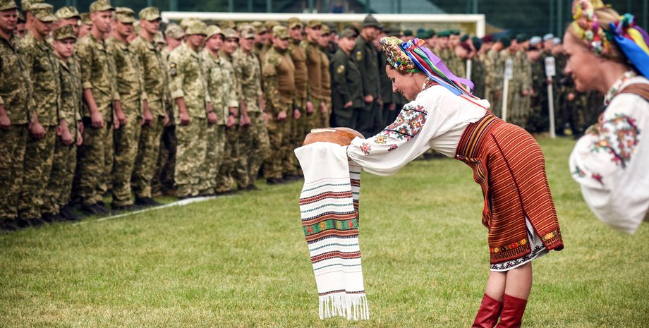 украинка с рушником, военные в строю