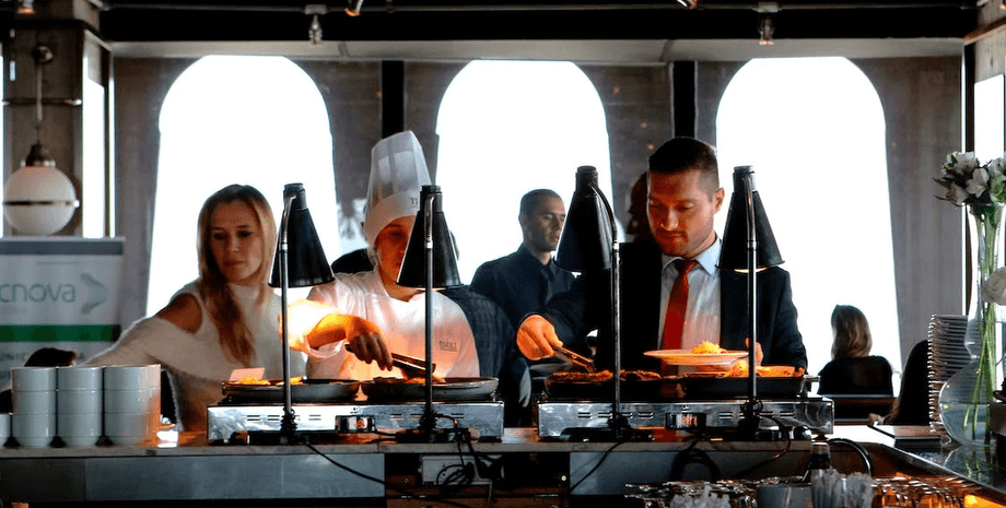 Ресторан, роскошный ресторан, бесплатная еда, мошенничество в ресторанах, семья обманывает официанта, блюдо с тараканом