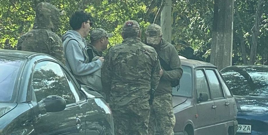 Працівники ТЦК перевіряють документи в межах мобілізації в Україні