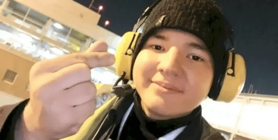 На мужчину наехал самолет, 78-тонный самолет наехал на мужчину, самолет сбил человека, работник аэропорта