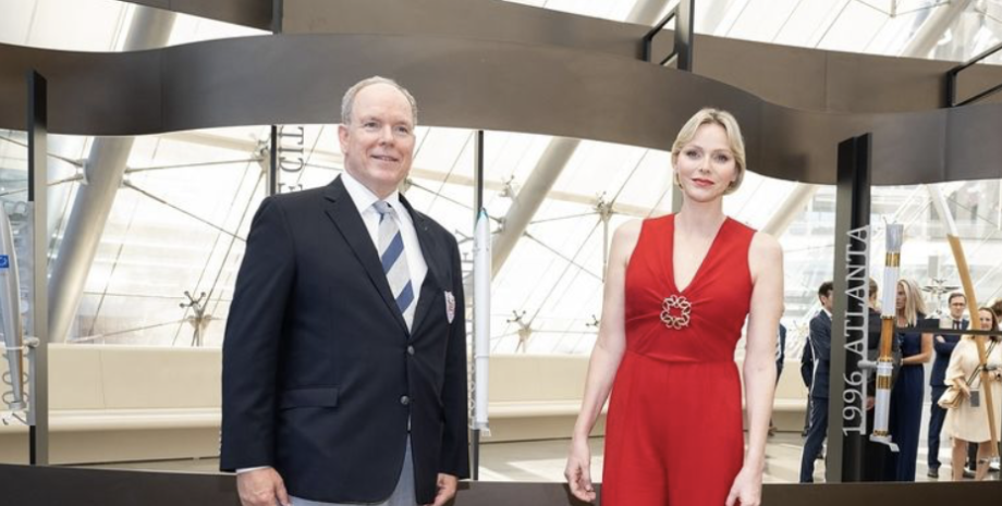 Князь Альбер II и княгиня Шарлен Князь Альбер II и княгиня Шарлен, княгиня Шарлен стиль, княгиня Монако, Эли Сааб, красный комбинезон