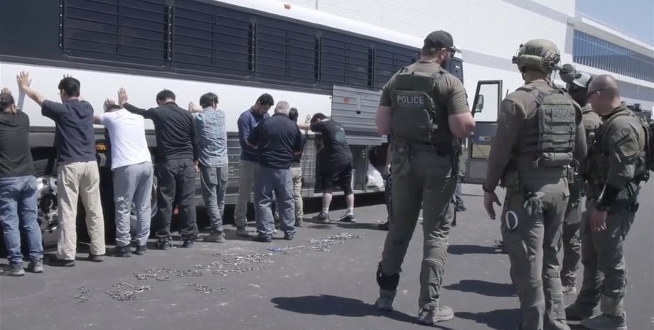 Південнокорейські інженери Hyundai на рейді міграційної служби