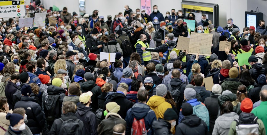Беженцы Беженцы, украинцы, толпа, война в Украине, Европа, США, фото