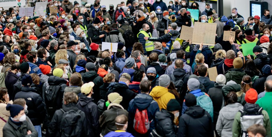 Біженці, українці, натовп, війна в Україні, Європа, США, фото