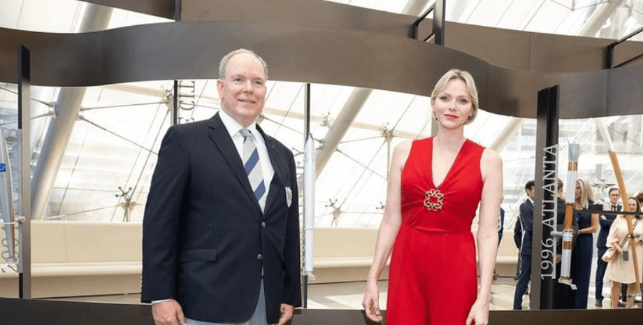 Князь Альбер ІІ та княгиня Шарлін, княгиня шарлін стиль, княгиня монако, елі сааб, червоний комбінезон