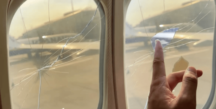 Пассажир самолета показал треснувшее окно на борту
