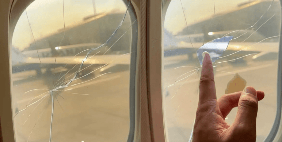 Пасажир літака показав тріснуте вікно на борту