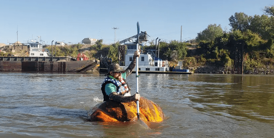 Сделал лодку из тыквы, мировой рекорд, необычный рекорд, Книга рекордов Гиннесса, тыква, огромная тыква, лодка из тыквы,