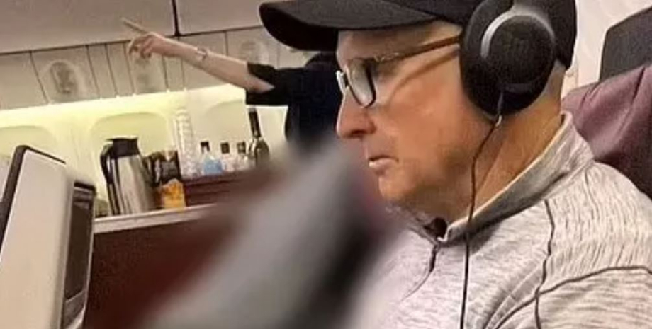 Чоловік просидів з трупом у літаку чотири години, чому це сталося, туризм, подорожі, курйози