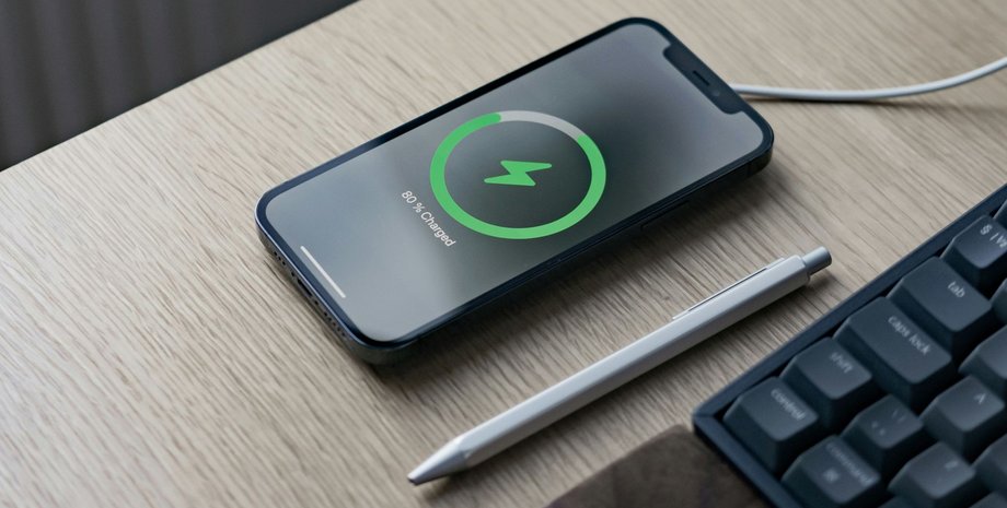 телефон на зарядке Android-смартфоны приложение SaverTuner заряд батареи