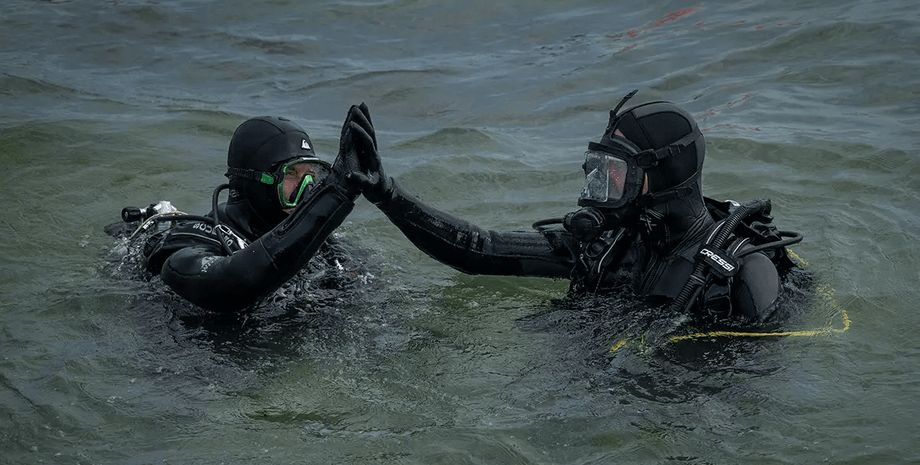 Водолазы ГСЧС отремонтировали протечку трубы на ТЭЦ