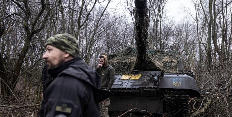 Украинские механики работают с советской техникой