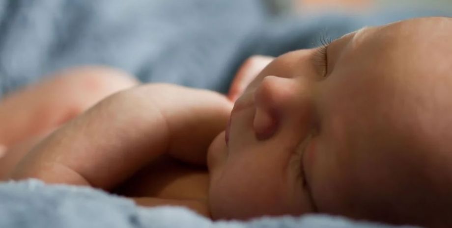 Мать не могла поверить своим глазам, когда просматривала видео с камеры наблюдения, что делал ее малыш