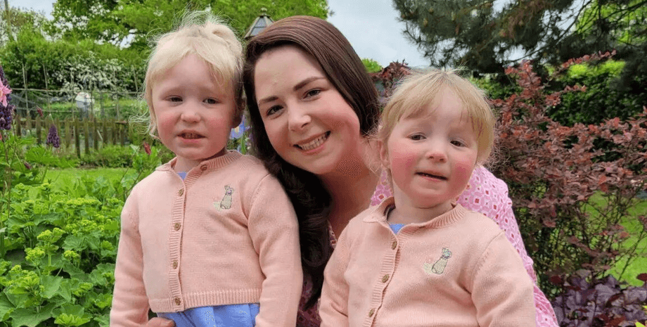 Мама з дітьми, мама з доньками, сім'я, діти, дівчатка, мама, народилися разом, завагітніла двічі, сестри