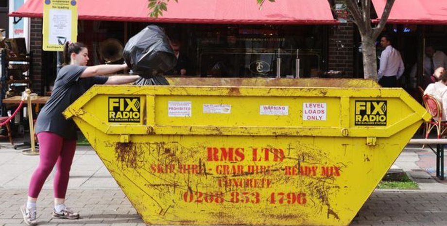 Сміттєвий бак, сміття, незвичайна знахідка, цінна речі, знайшли в смітті, сміттяр, працює на звалищі, риються в смітті