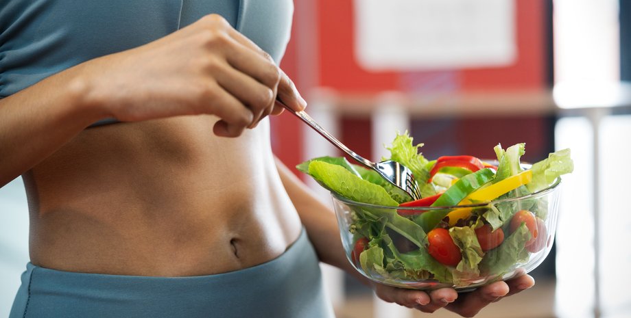 Девушка держит таредку салата