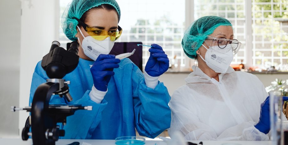 вакцина от коронавируса SARS-COV2, биологи в лаборатории