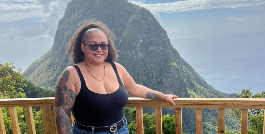 Жінка на тлі тропічного пейзажу Сент-Люсії після переїзду з Великої Британії