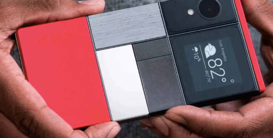 Смартфон Google Project Ara в руке