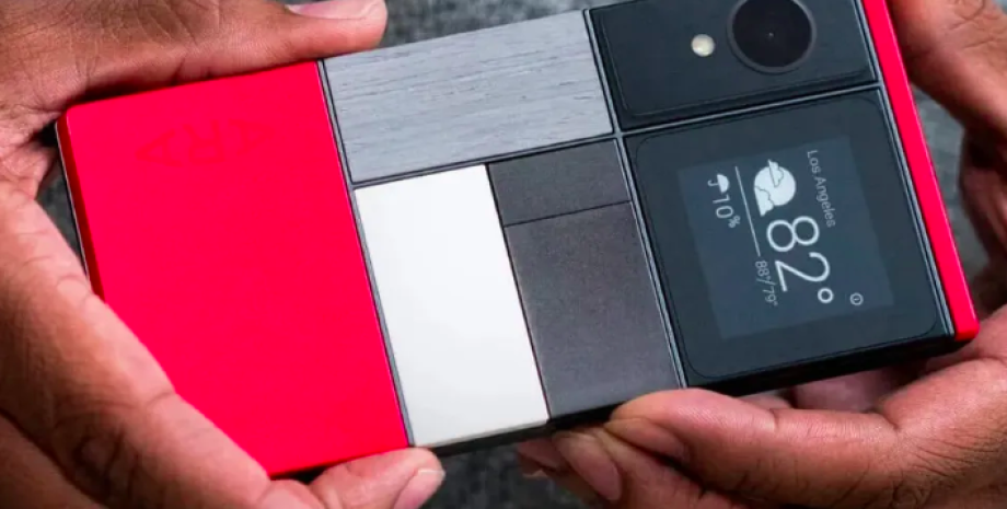 Смартфон Google Project Ara в руці