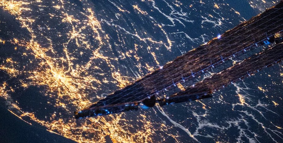 Сонячні панелі в космосі