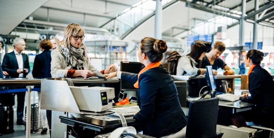 Аэропорт, посадка на рейс, покупка билетов, дешевые авиабилеты, выбор билетов на самолет, посадка в самолет, лучшие места в самолете