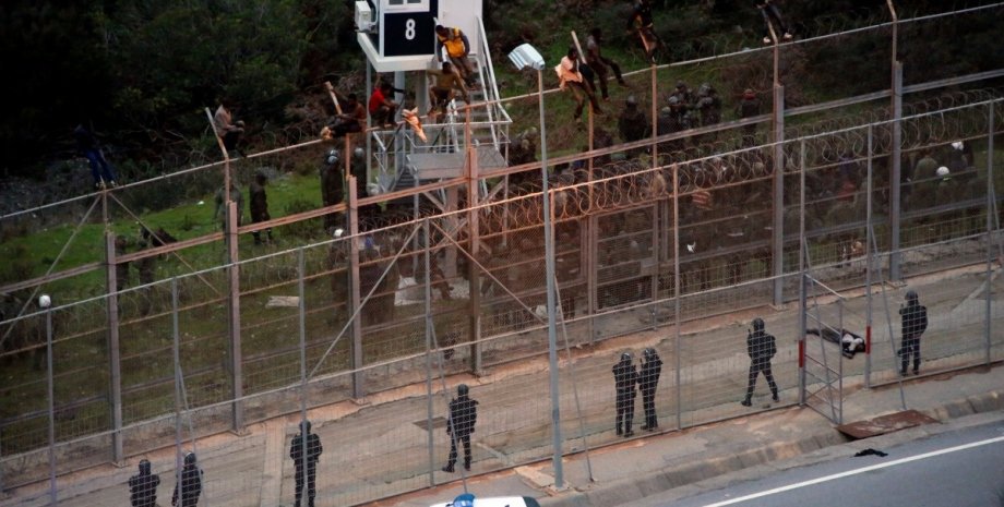 Сотни мигрантов прорвались в Испанию / Фото: Reuters
