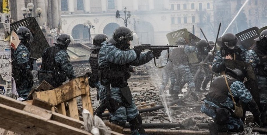 "Беркут" разгоняет митингующих на Майдане Независимости в Киеве Беркут, майдан независимости, революция достоинства, расстрел митингующих в Киеве
