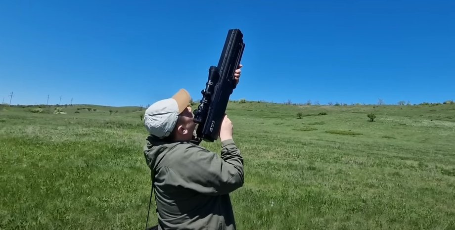 антидроновое ружье, мужчина