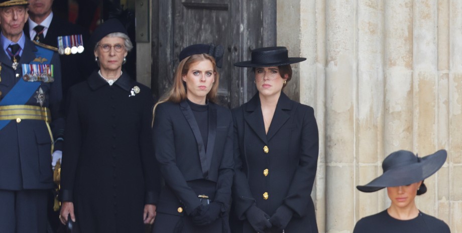 Принцессы Беатрис и Евгения на похоронах королевы Елизаветы II, похороны королевы, внуки королевы, дочери принца Эндрю