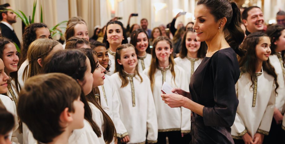 Королева Летиция, образы королевы летиции, модные выходы королевы летиции